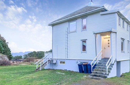 Sandoy House | Cozy home in Harøy with house sea view