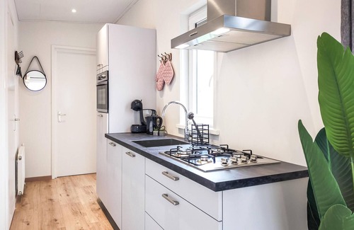 Heinkenszand House | Cozy home in Heinkenszand with kitchen