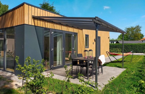 Heinkenszand House | Cozy home in Heinkenszand with kitchen