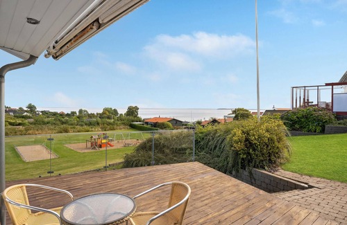 Hejlsminde Strand House | Cozy home in Hejls with house sea view