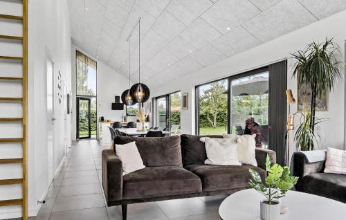Hejlsminde Strand House | Cozy Home In Hejls With Sauna