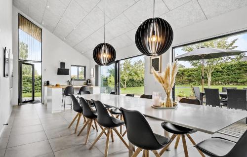 Hejlsminde Strand House | Cozy Home In Hejls With Sauna