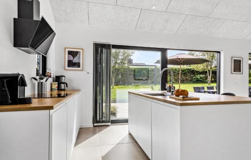 Hejlsminde Strand House | Cozy Home In Hejls With Sauna
