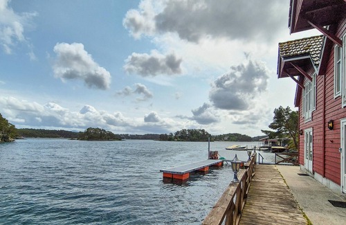 Lysekloster House | Cozy home in Lepsøy with house sea view