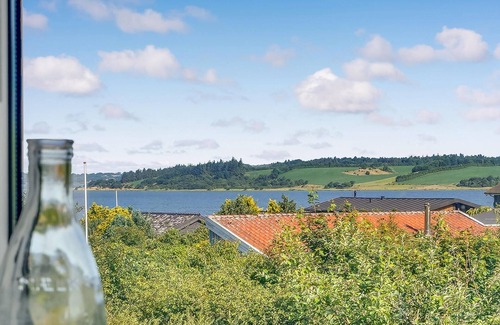 Hjarbæk House | Cozy home in Løgstrup with kitchen