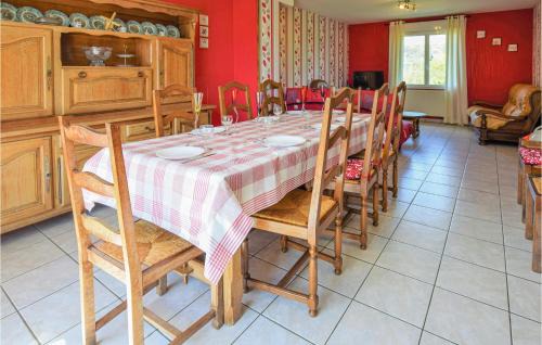 Montchamp House | Cozy Home In Montchamp With Kitchen