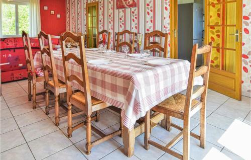 Montchamp House | Cozy Home In Montchamp With Kitchen
