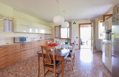 Rosa House | Cozy home in Rosà with WiFi