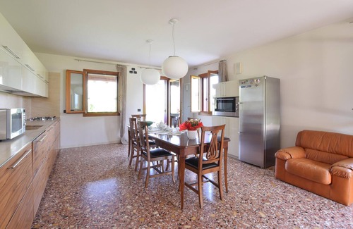 Rosa House | Cozy home in Rosà with WiFi