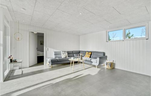 Skaven Strand House | Cozy Home In Tarm With Wifi