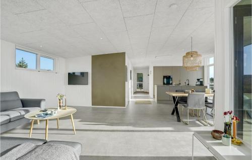 Skaven Strand House | Cozy Home In Tarm With Wifi