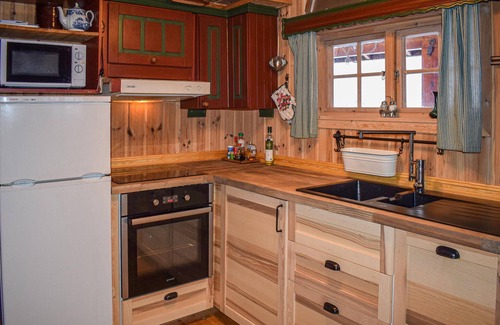 Atra House | Cozy home in Tuddal with kitchen