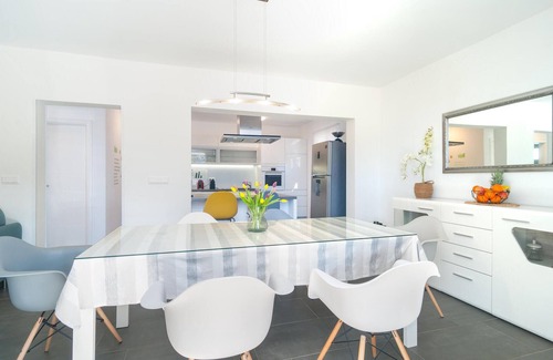 Zrnovnica House | Cozy home in Zrnovnica with WiFi