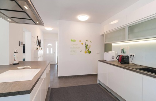 Zrnovnica House | Cozy home in Zrnovnica with WiFi