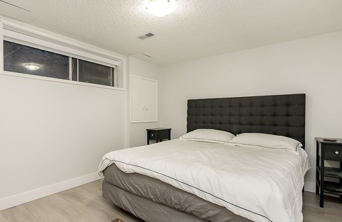 South Clearbrook House | Cozy Home near beautiful Mill Lake in Abbotsford. Minutes away from Highway