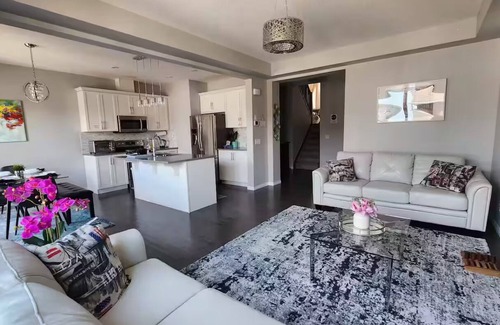 Calgary House | Cozy Home Near Calgary Airport