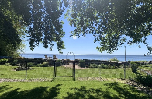 Little Suamico House | Cozy home on the bay with sand beach and beautiful sunrises!🌅