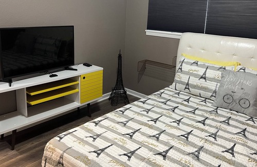 San Antonio House | Cozy Home Only 10 Mins to Downtown, 4 Mins to plenty of stores!