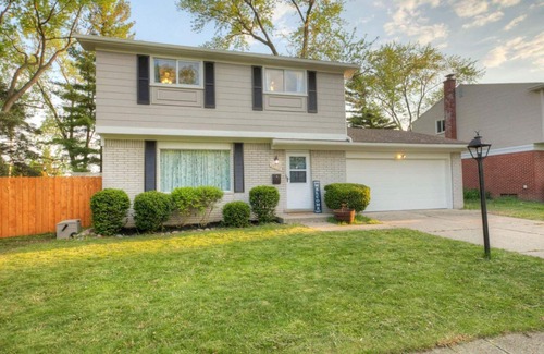 Farmington Hills House | Cozy home sleeps 10, fire-pit, entertaining space