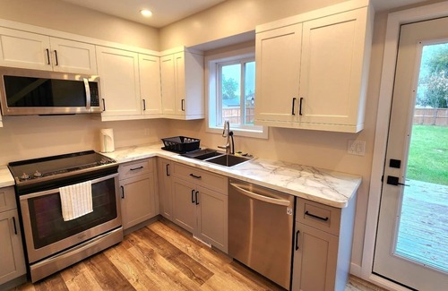 New Bothwell House | Cozy home with a fireplace in the living room, 25 minutes from Winnipeg!