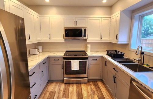 New Bothwell House | Cozy home with a fireplace in the living room, 25 minutes from Winnipeg!