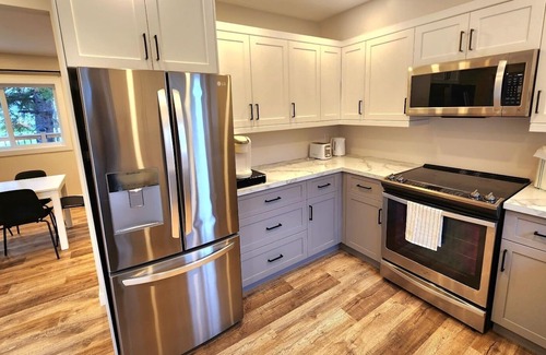 New Bothwell House | Cozy home with a fireplace in the living room, 25 minutes from Winnipeg!