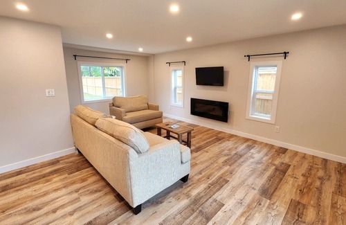 New Bothwell House | Cozy home with a fireplace in the living room, 25 minutes from Winnipeg!