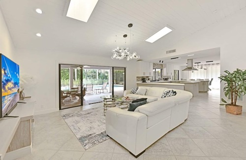 Wellington House | Cozy home with big pool and BBQ in Wellington!