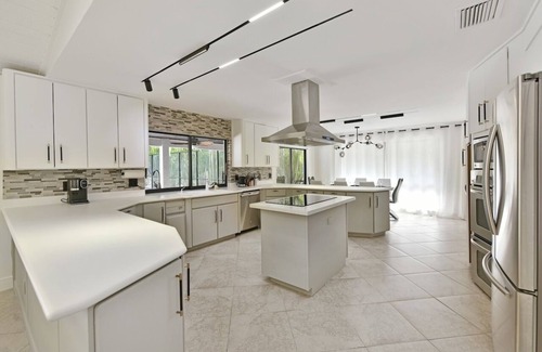 Wellington House | Cozy home with big pool and BBQ in Wellington!