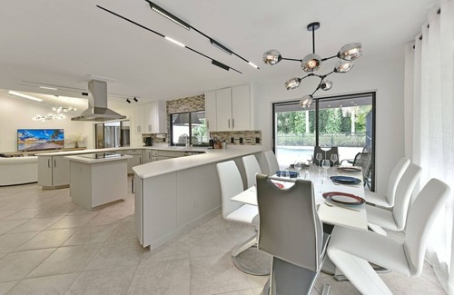 Wellington House | Cozy home with big pool and BBQ in Wellington!
