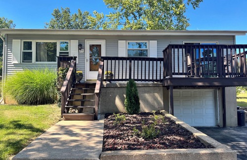 Gray Summit House | Cozy home with great outdoor space to relax, bbq or play with your fur baby.