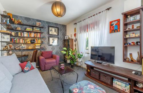 Sarsoni Apartment | Cozy Home with Private Garden - Happy Rentals