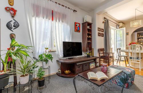 Sarsoni Apartment | Cozy Home with Private Garden - Happy Rentals