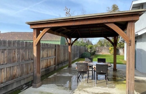 Porterville House | Cozy Home With Sunroom