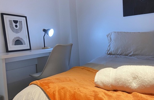 Rusholme Apartment | Cozy Horizon WorkStay in the Heart of the City!