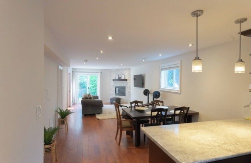 Rathwood House | Cozy House Apartment near Square 1