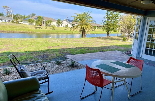 Pebble Beach House | cozy house clean with a beautiful view on the canal