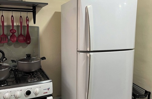 Garzota House | Cozy House in gated community w/hot water, fast wifi, by Samanes Park & Mall.