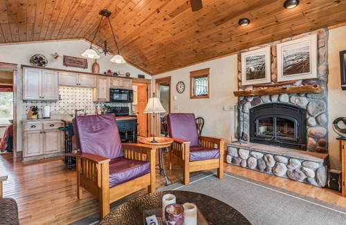 Hillman House | Cozy house just feet from the water. "Lake Life" 70 minutes from Maple Grove
