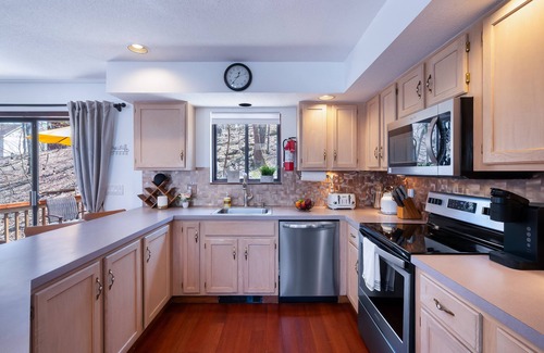 East Stroudsburg Ski Chalet | Cozy House with a Lovely Treehouse. 7-Person Hot Tub. Pet Friendly. Hiking. Lake