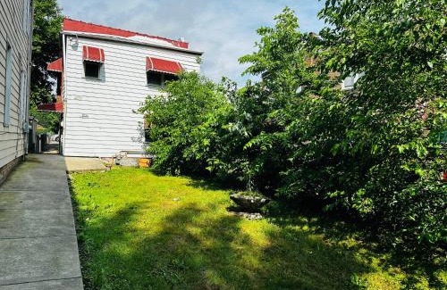 Greater Grand Crossing Apartment | Cozy in Hyde Park Greater Grand Crossing