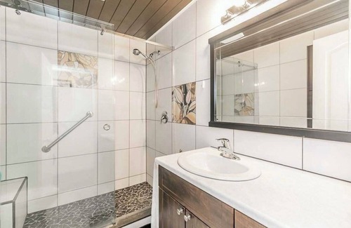 Alcona House | Cozy Innisfil Beach Cottage/Lakeview/Steps to the beach/Sleeps 5