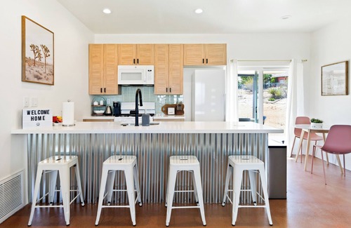 Joshua Tree House | COZY JOSHUA TREE HOME- 9 min to the park! with Hot Tub