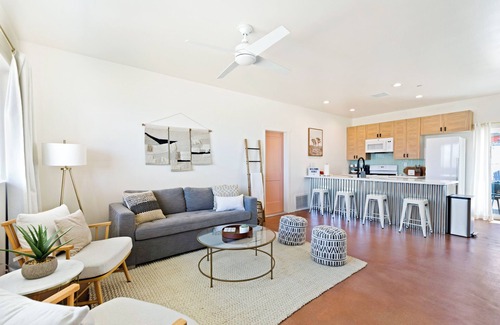 Joshua Tree House | COZY JOSHUA TREE HOME- 9 min to the park! with Hot Tub