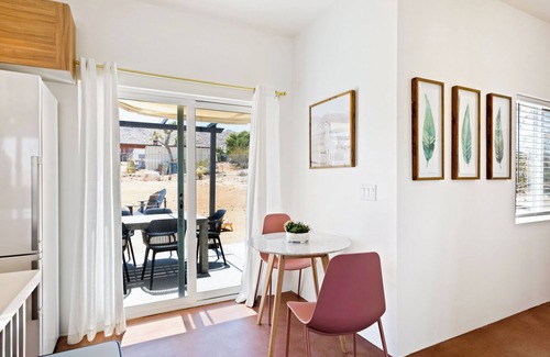 Joshua Tree House | COZY JOSHUA TREE HOME- 9 min to the park! with Hot Tub