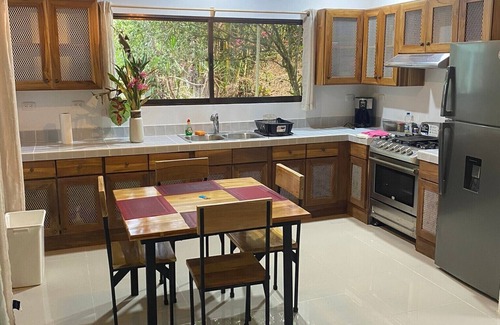 Parrita Cabin | Cozy jungle cabin with WiFi and AC in beautiful Parrita