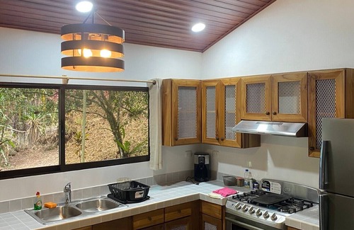 Parrita Cabin | Cozy jungle cabin with WiFi and AC in beautiful Parrita