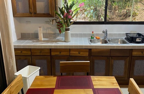 Parrita Cabin | Cozy jungle cabin with WiFi and AC in beautiful Parrita