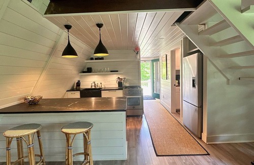 Killington House | Cozy Killington A-Frame w/Hot Tub, Modern Kitchen & Forest Views – Near Skiing & Hiking Trails