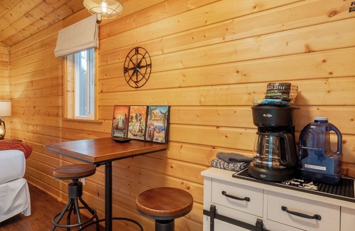 Orondo Cabin | Cozy King Cabin Retreat at Pirates Cove | River Access + Bathhouse